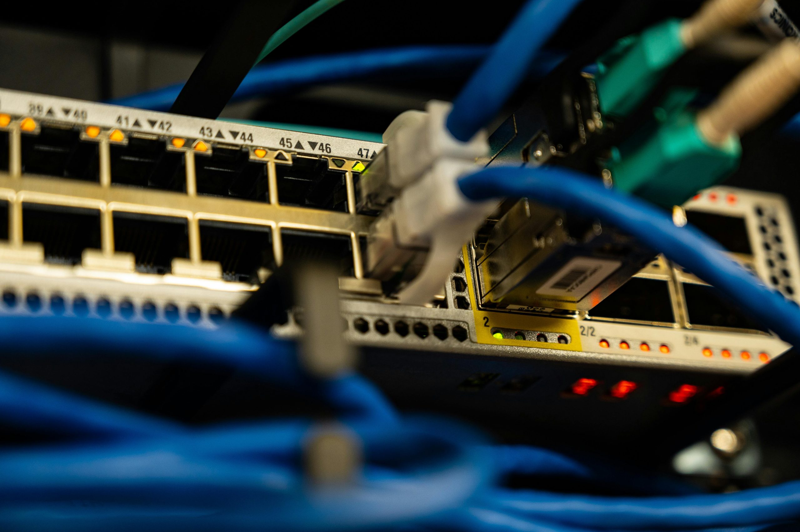 Foto von Brett Sayles: https://www.pexels.com/de-de/foto/ethernet-kabel-angeschlossener-netzwerk-switch-2881224/