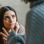 Foto von Liza Summer: https://www.pexels.com/de-de/foto/frau-im-grauen-pullover-der-ihr-gesicht-halt-6382705/